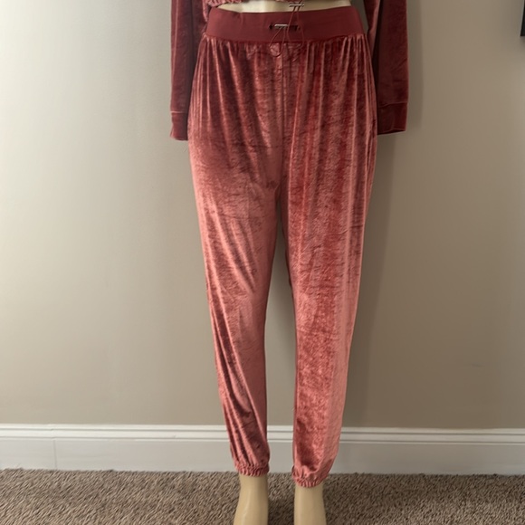 Topshop Velour Track Suit- Top is size 2 Pants are a size 8-10 - Picture 4 of 11